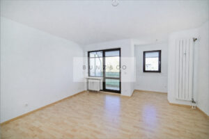 Wohnzimmer mit Balkon