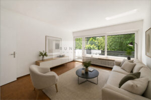 Wohnzimmer mit Südbalkon (mittels KI digital möbliert)