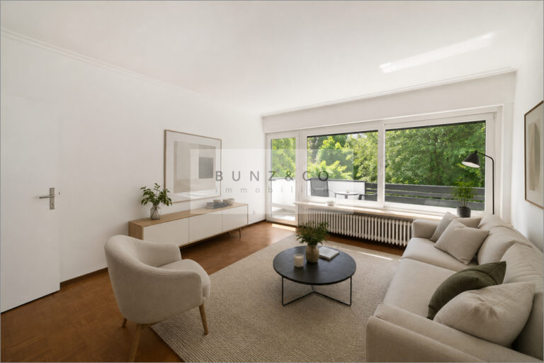 Wohnzimmer mit Südbalkon (mittels KI digital möbliert)