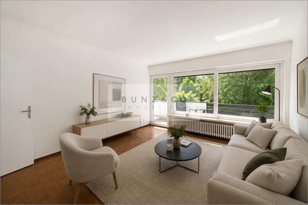Wohnzimmer mit Südbalkon (mittels KI digital möbliert)