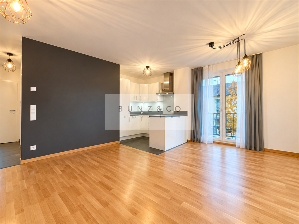 Wohnzimmer mit offener Küche