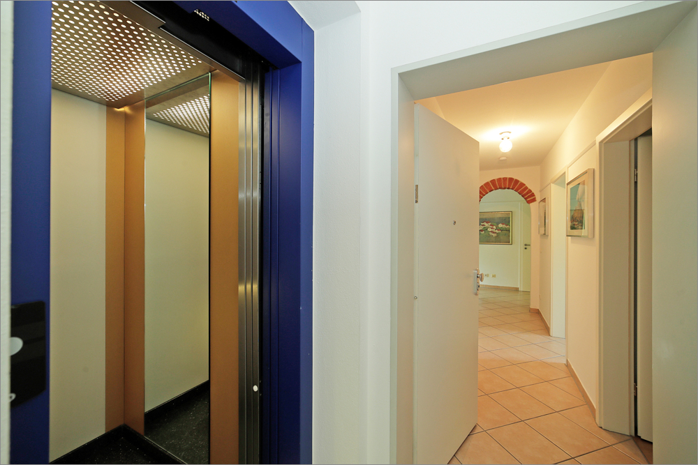 Aufzug neben Wohnung