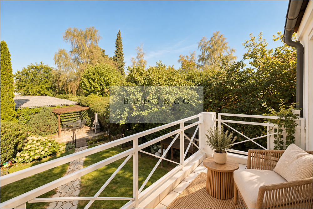 Balkon (möbliert teilw. mit KI)
