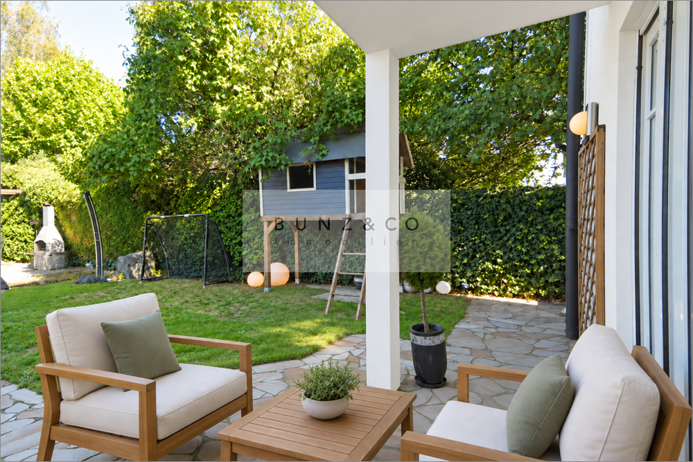 Terrasse (möbliert teilw. mit KI)