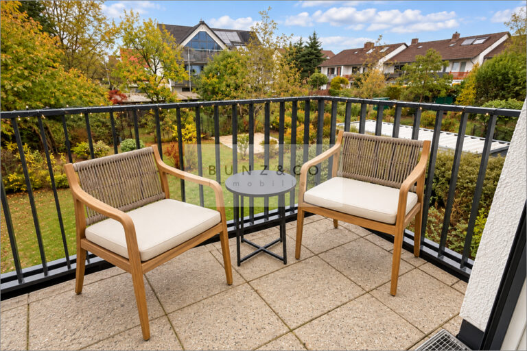 Balkon Wohnzimmer (KI-bearbeitet – Möblierung teilw. digital ergänzt/verändert.)