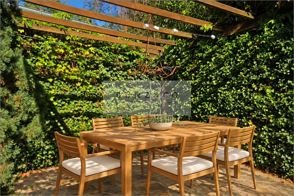 zweite Terrasse (möbliert teilw. mit KI)
